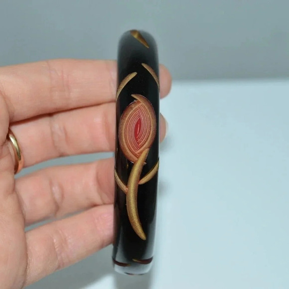Carved Bakelite Bracelet - Picture 4 of 6